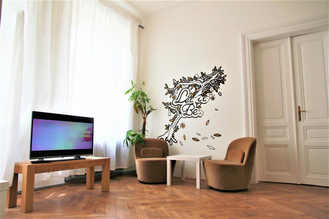 The Republic Garden Hostel Praha Bagian luar foto