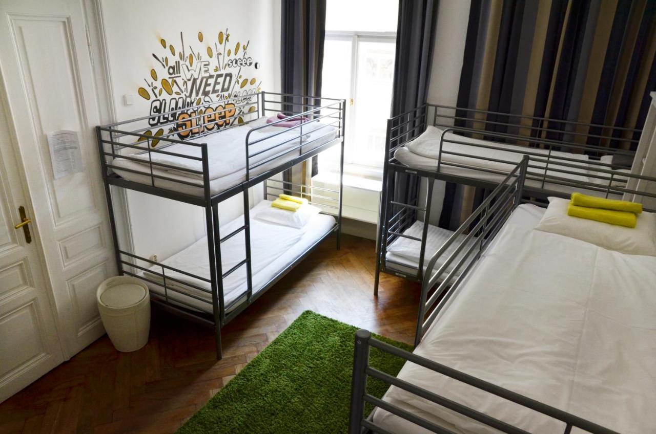 The Republic Garden Hostel Praha Bagian luar foto