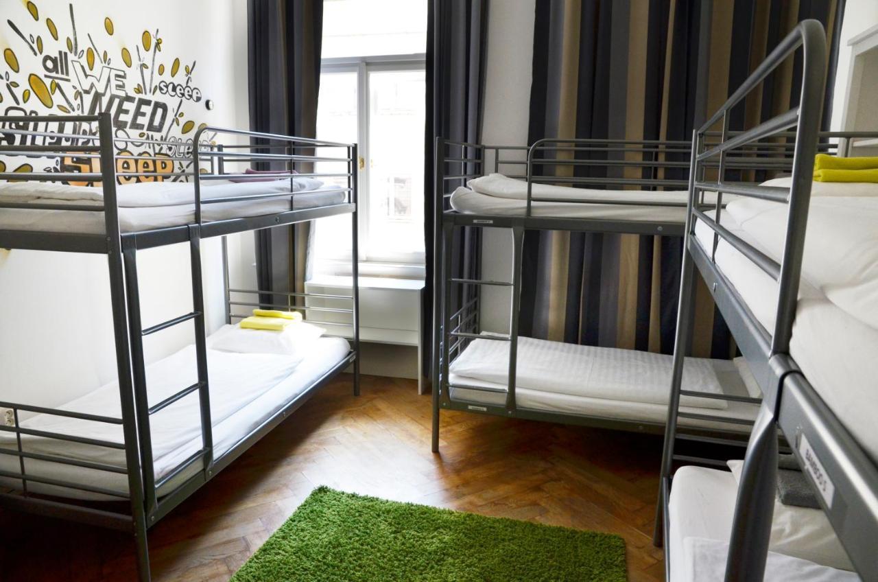 The Republic Garden Hostel Praha Bagian luar foto