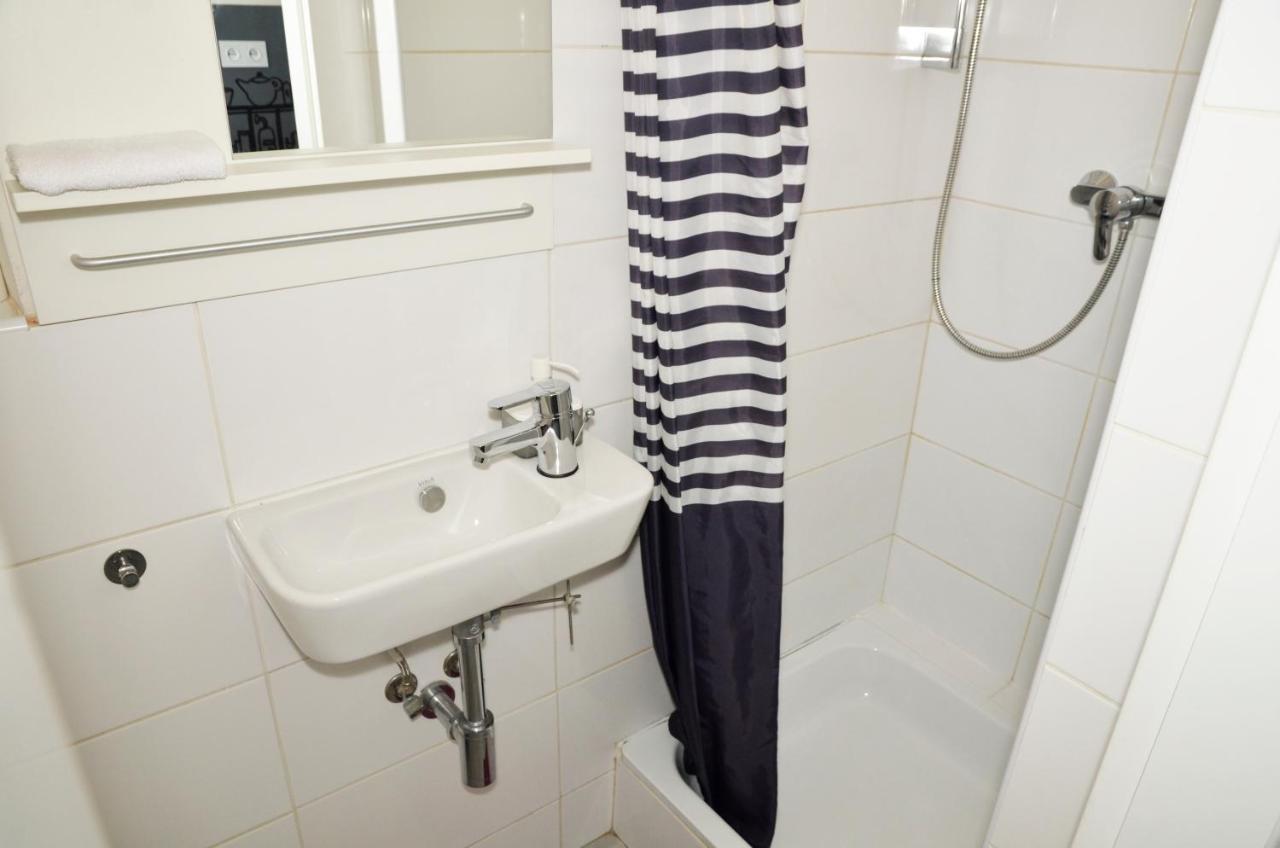 The Republic Garden Hostel Praha Bagian luar foto