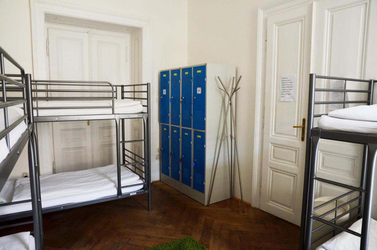The Republic Garden Hostel Praha Bagian luar foto