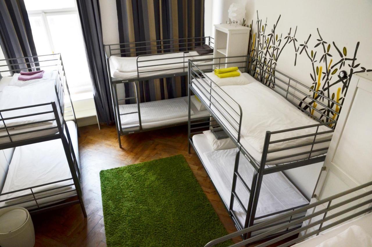 The Republic Garden Hostel Praha Bagian luar foto