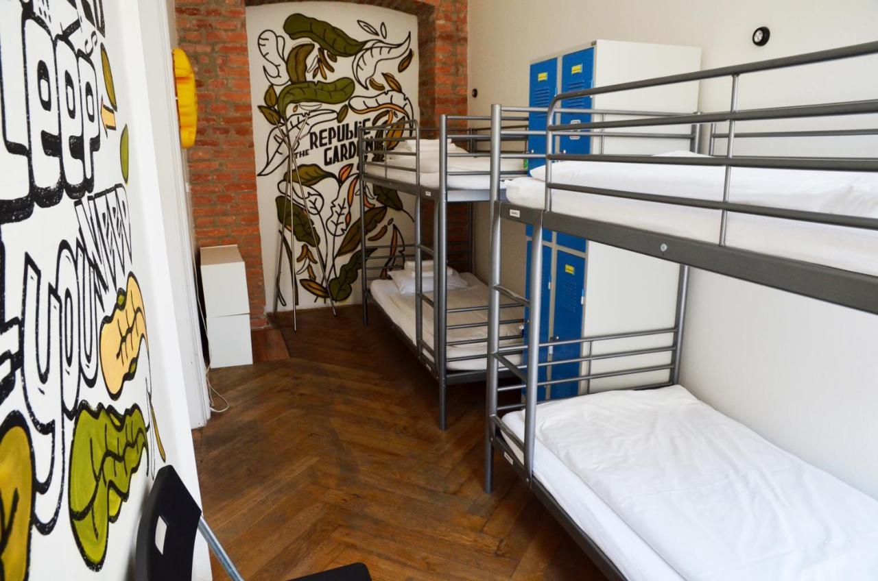 The Republic Garden Hostel Praha Bagian luar foto