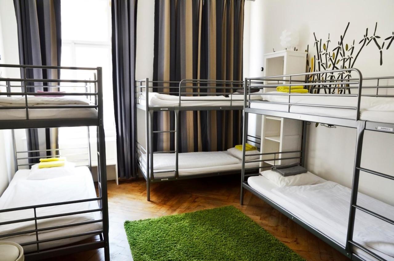 The Republic Garden Hostel Praha Bagian luar foto
