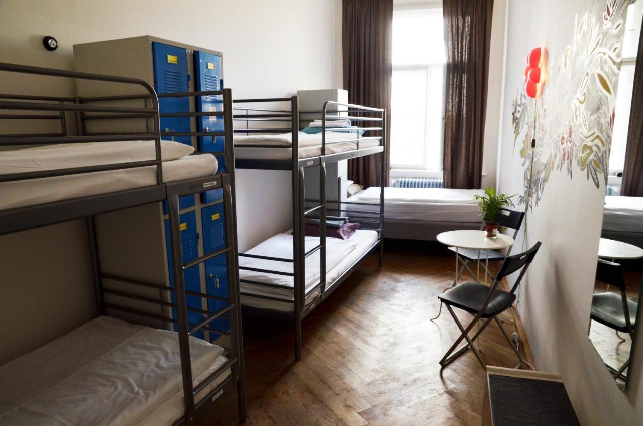 The Republic Garden Hostel Praha Bagian luar foto