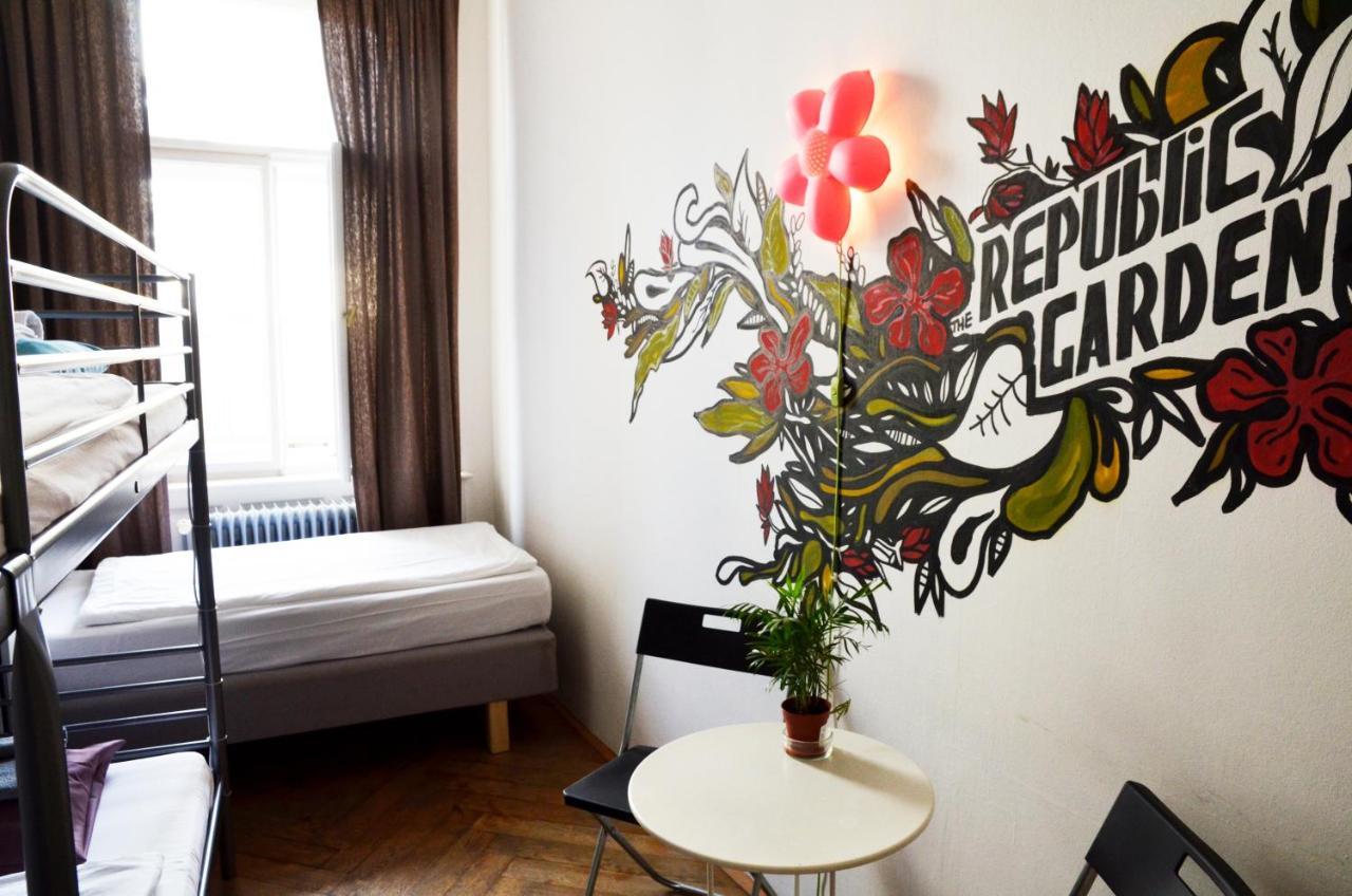 The Republic Garden Hostel Praha Bagian luar foto