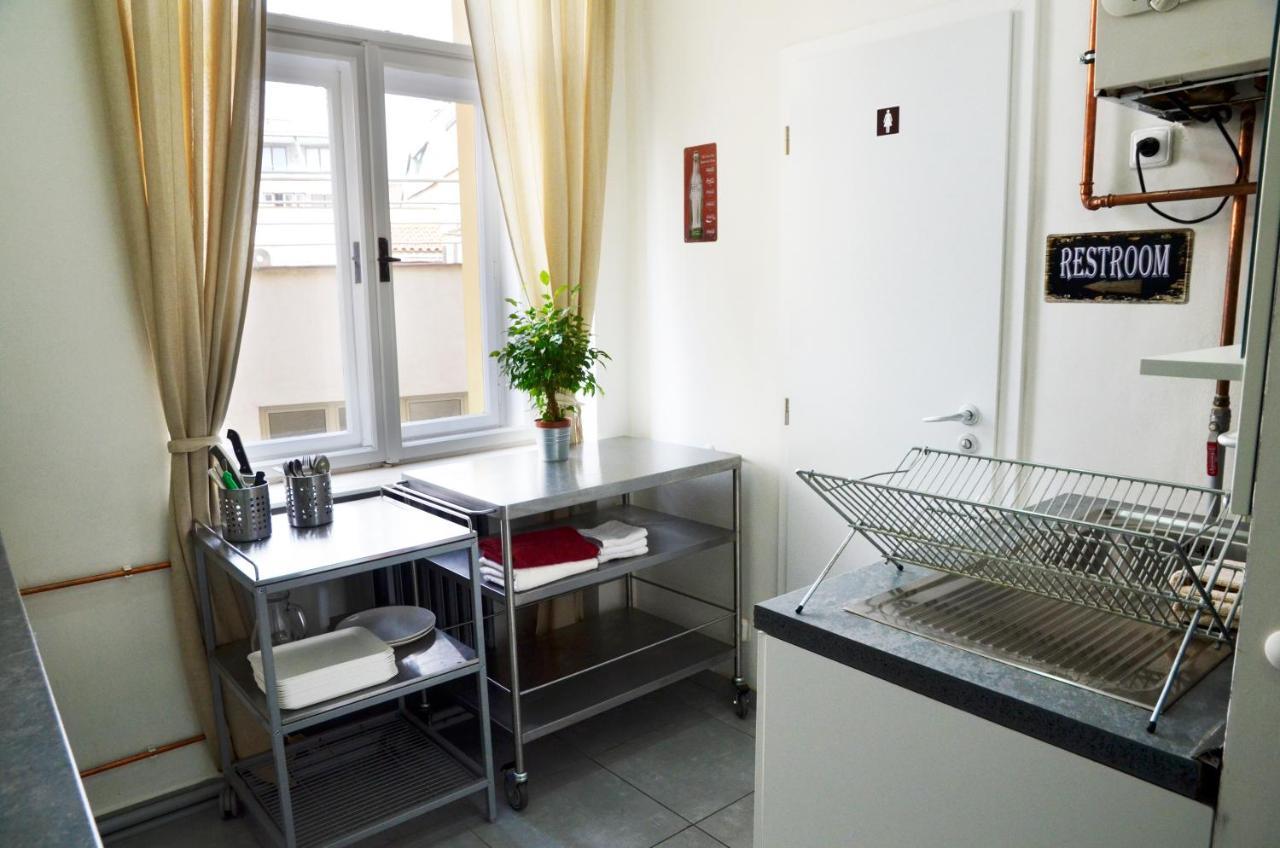 The Republic Garden Hostel Praha Bagian luar foto