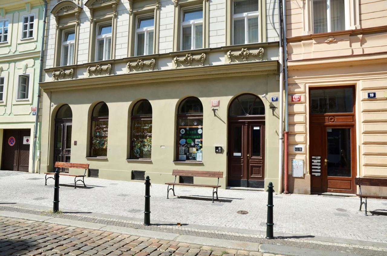 The Republic Garden Hostel Praha Bagian luar foto