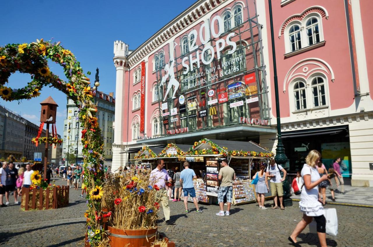 The Republic Garden Hostel Praha Bagian luar foto