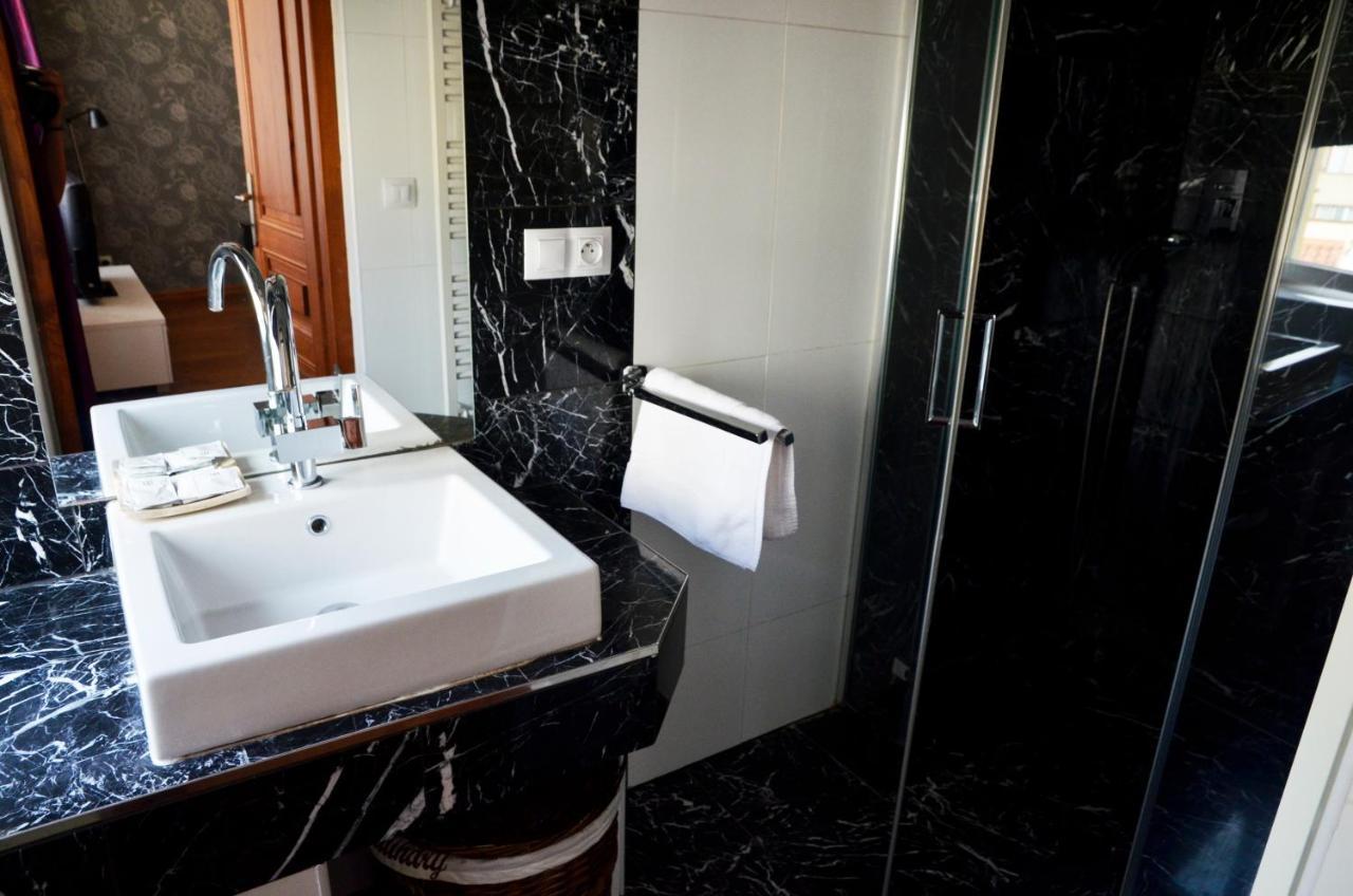 The Republic Garden Hostel Praha Bagian luar foto
