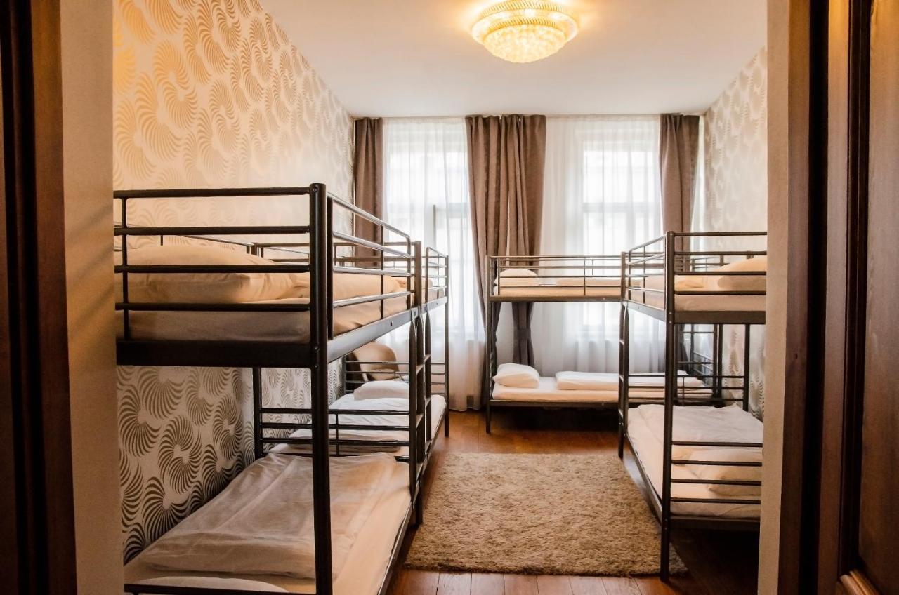 The Republic Garden Hostel Praha Bagian luar foto