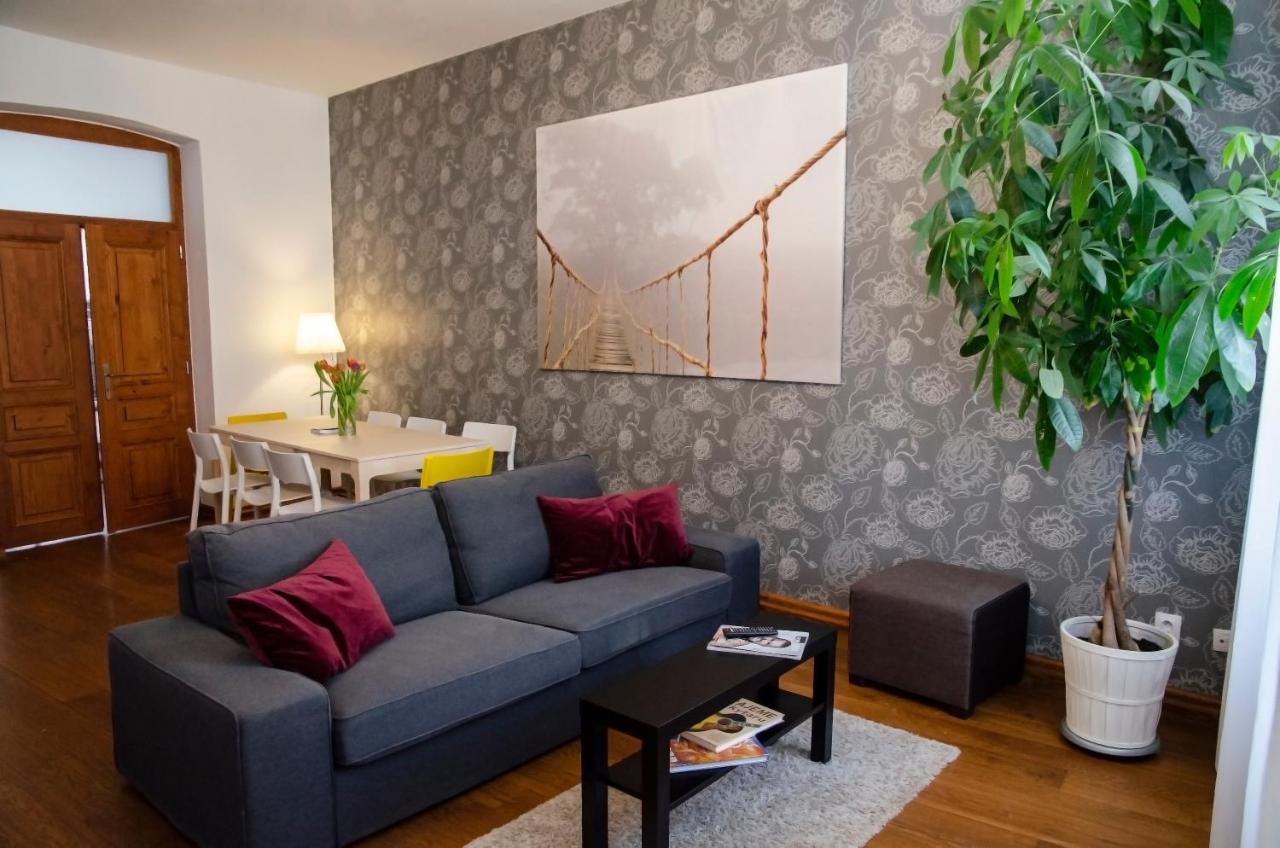 The Republic Garden Hostel Praha Bagian luar foto