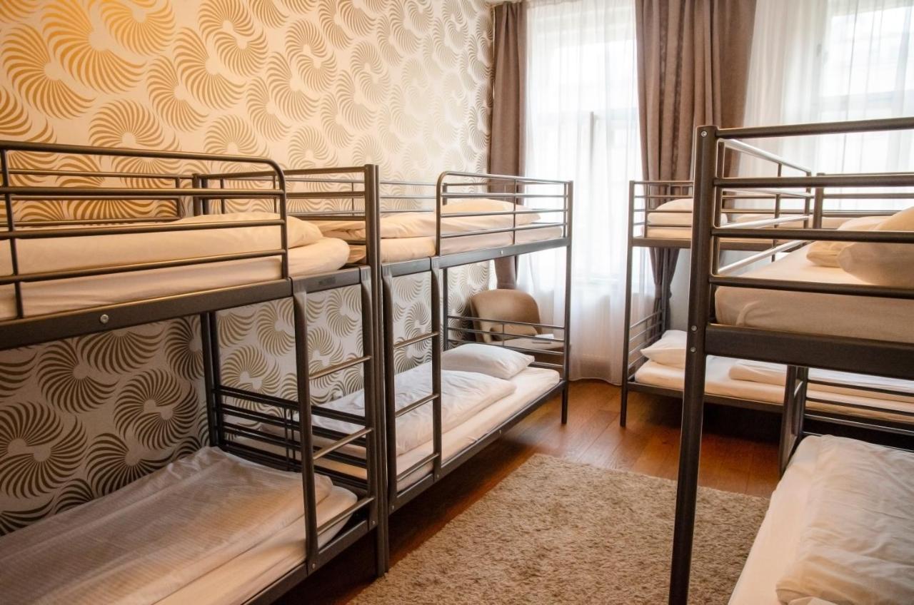 The Republic Garden Hostel Praha Bagian luar foto