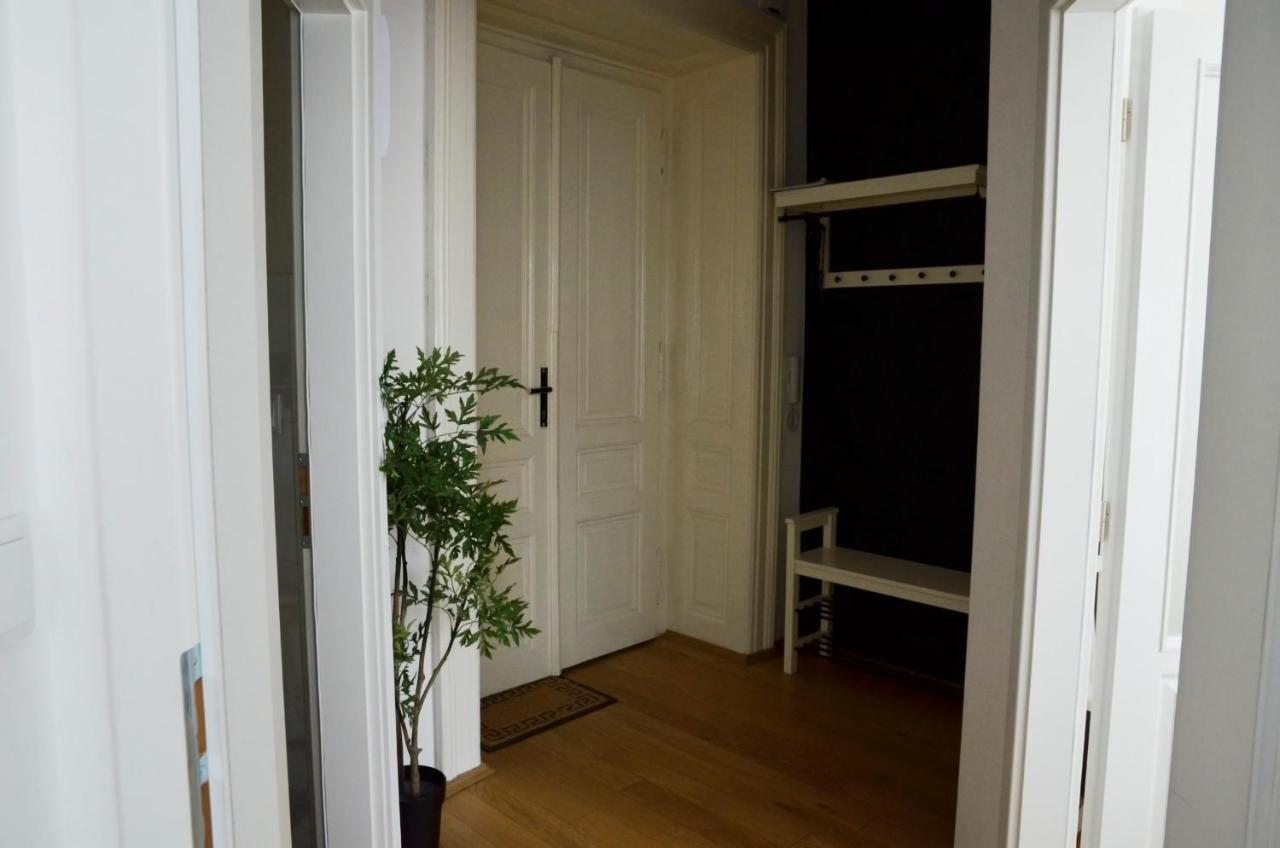 The Republic Garden Hostel Praha Bagian luar foto
