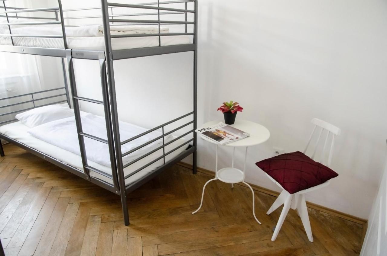 The Republic Garden Hostel Praha Bagian luar foto