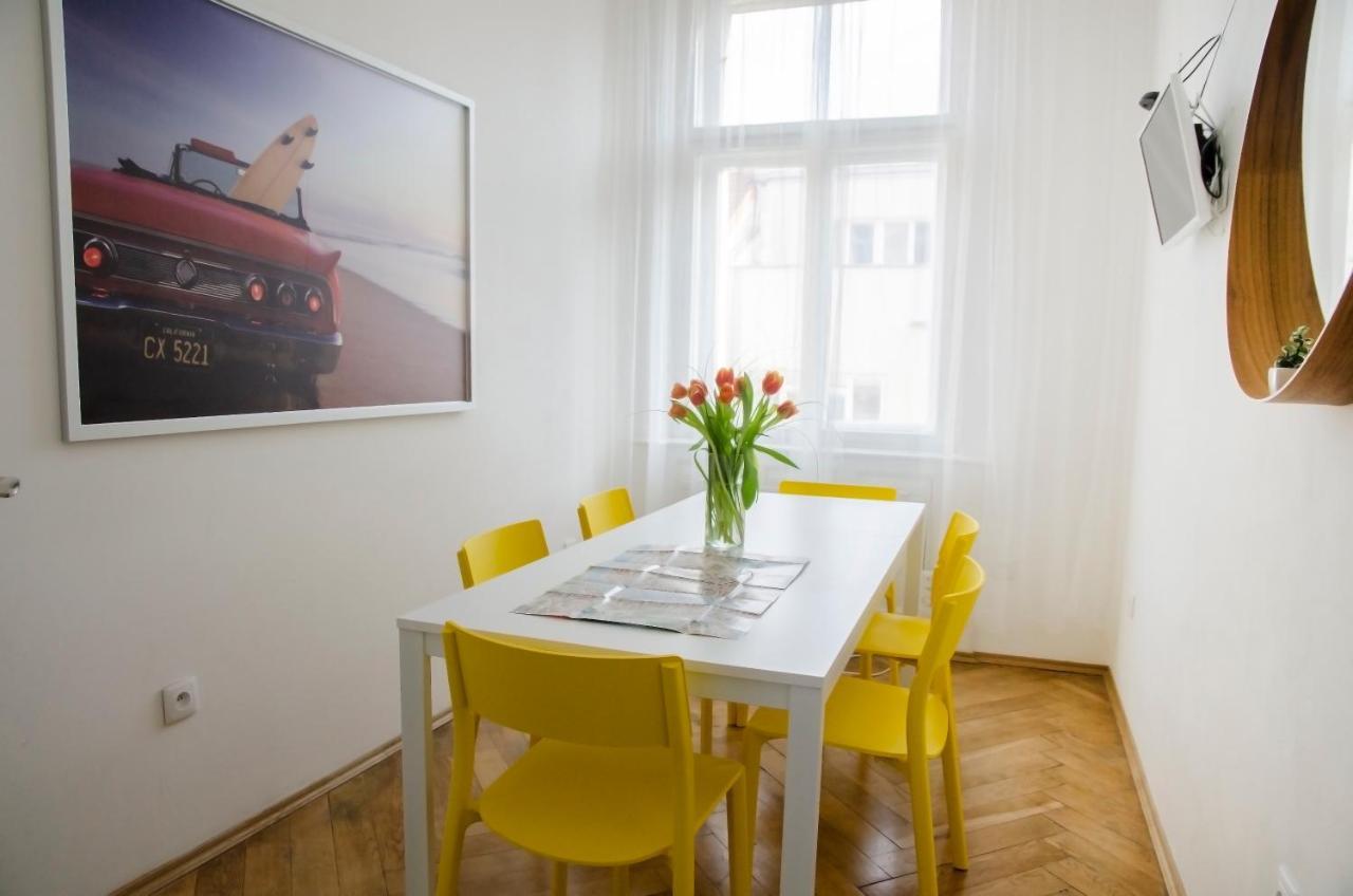 The Republic Garden Hostel Praha Bagian luar foto