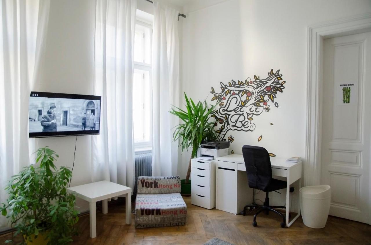The Republic Garden Hostel Praha Bagian luar foto
