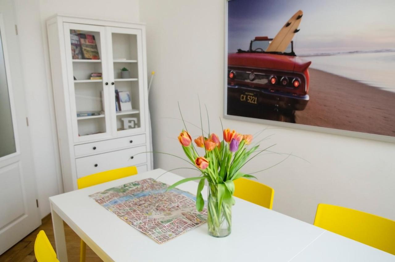 The Republic Garden Hostel Praha Bagian luar foto
