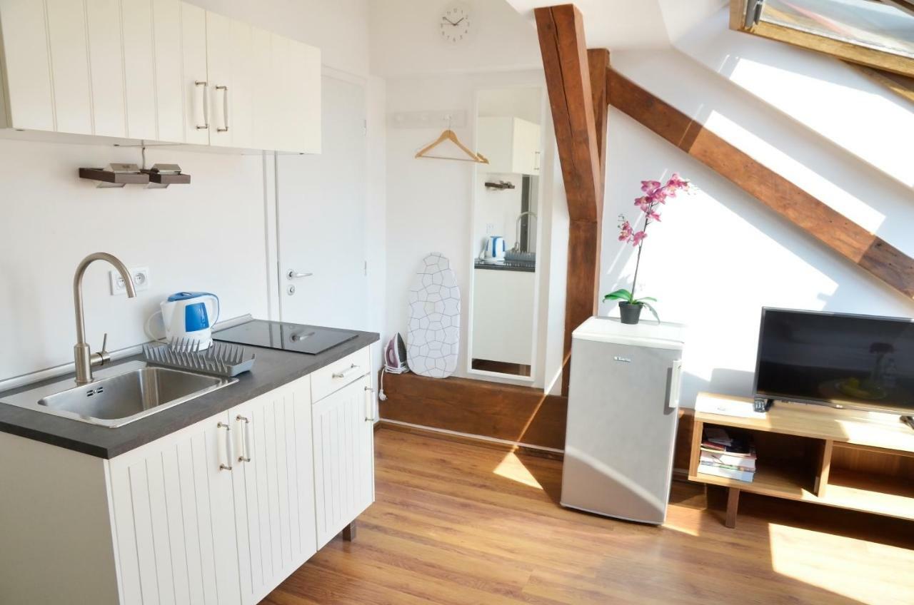 The Republic Garden Hostel Praha Bagian luar foto